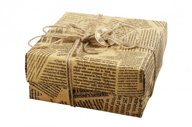 pacco-regalo-con-carta-di-giornale
